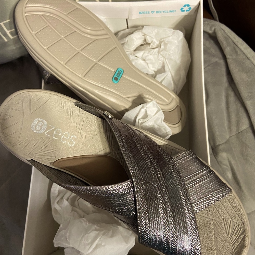 BZees sandals size 6M